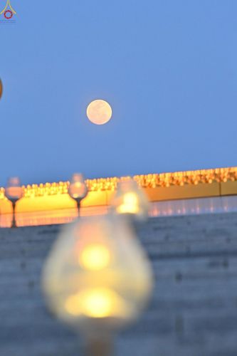 ภาพ No.223960:วันวิสาขบูชา วันอาทิตย์ที่ 11 พฤษภาคม พ.ศ. 2568 พิธีจุดวิสาขประทีป ,  พิธีเวียนประทักษิณรอบพระมหาธรรมกายเจดีย์ , พิธีฉลองชัยสวดมนต์บทธัมมจักกัปปวัตตนสูตร ครบ 7,357,000,000 จบ ณ มหารัตนวิหารคด วัดพระธรรมกาย