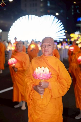 ภาพ No.229556:วันเสาร์ที่ 26 เมษายน พ.ศ. 2568 คณะพระภิกษุสามเณรในโครงการบรรพชาหมู่ 81 รูป  วัดภาวนาโซล ประเทศเกาหลีใต้ ได้ร่วมกับคณะสาธุชนคนไทยในเกาหลีใต้  ร่วมกันเดินขบวนอัญเชิญโคมดอกบัว  เพื่อบูชาแด่องค์สมเด็จพระสัมมาสัมพุทธเจ้า  ในงานเทศกาลวิสาขบูชานานาชาติ ประจำปี