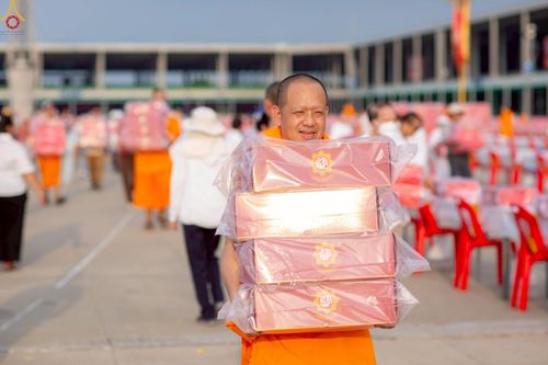 ภาพ No.225054:วันที่ 20 - 27 เมษายน พ.ศ. 2568 "ภาพแห่งความปลื้มที่ไม่มีวันจบ" คณะสงฆ์สามเณร เจ้าหน้าที่ และสาธุชน ร่วมแรงร่วมใจกันเตรียมงานและเก็บงาน เพื่อวันคุ้มครองโลก พิธีถวายมหาสังฆทานคณะสงฆ์ 40,000 กว่าวัดทั่วประเทศ