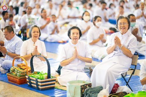 ภาพ No.139063:พิธีตักบาตร , พิธีบูชาข้าวพระ ณ ห้องแก้วสารพัด 1 สภาธรรมกายสากล วัดพระธรรมกาย วันอาทิตย์ต้นเดือนที่ 2 มิถุนายน พ.ศ. 2567