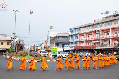 ภาพ No.62047:สามเณรจากศูนย์อบรมเยาวชนสุรินทร์ ออกบิณฑบาต รอบอำเภอเมือง จ.สุรินทร์ ในโครงการบรรพชาสามเณร ฟื้นฟูพระพุทธศาสนาทั่วไทย วันที่ 9 เมษายน พ.ศ. 2567