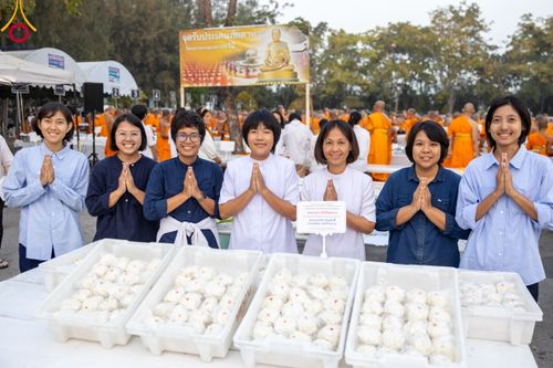 ภาพ No.111003:พิธีถวายภัตตาหารเป็นสังฆทาน แด่คณะพระธรรมยาตราฯ ในโครงการธรรมยาตรา กตัญญูบูชา มหาปูชนียาจารย์ พระมงคลเทพมุนี(สด จนฺทสโร) พระผู้ปราบมาร อนุสรณ์สถาน 7 แห่ง ปีที่ 12 วันที่ 13 มกราคม พ.ศ. 2567 ณ อนุสรณ์สถานมหาวิหารพระมงคลเทพมุนี  (โลตัสแลนด์) อ.สองพี่น้อง จ