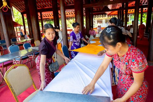 ภาพ No.220036:วันจันทร์ที่ 14 เมษายน พ.ศ. 2568 พระครูสิทธิรัตนวิเทศ ผู้ช่วยเจ้าอาวาสวัดพระธรรมกาย พร้อมด้วยผู้แทนมูลนิธิธรรมกาย และศิษยานุศิษย์หลวงพ่อธัมมชโย ออกเดินทางไปยังพื้นที่เมืองมัณฑะเลย์ สาธารณรัฐแห่งสหภาพเมียนมา โดยได้รับความเมตตาประสานงานเจ้าหน้าที่ภาครัฐจาก