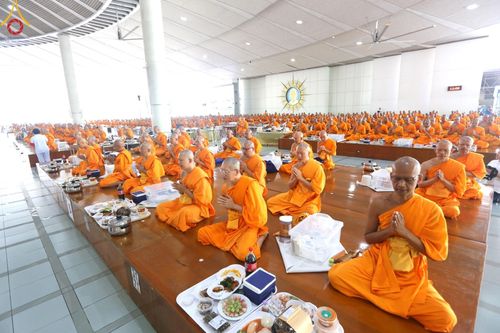 ภาพ No.162130:พิธีถวายภัตตาหารเมนูสวรรค์ เนื่องในวันออกพรรษา (ขึ้น 15 ค่ำ เดือน 11) วันพฤหัสบดีที่ 17 ตุลาคม พ.ศ. 2567 ณ หอฉันคุณยายอาจารย์ฯ วัดพระธรรมกาย