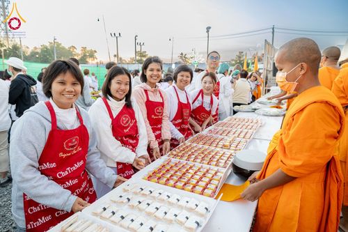 ภาพ No.196915:พิธีถวายภัตตาหารเป็นสังฆทาน แด่พระธรรมยาตรา ณ วัดโบสถ์(บน) ตำบลบางคูเวียง อำเภอบางกรวย จังหวัดนนทบุรี ในโครงการธรรมยาตรา กตัญญูบูชา มหาปูชนียาจารย์ พระมงคลเทพมุนี(สด จนฺทสโร) พระผู้ปราบมาร อนุสรณ์สถาน 7 แห่ง ปีที่ 13 วันที่ 18 มกราคม พ.ศ. 2568