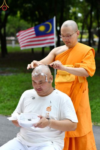 ภาพ No.143878:พิธีตัดปอยผม โครงการอุปสมบทหมู่ พระธรรมทายาทนานาชาติ (ภาษาจีน) รุ่นที่ 19 วันอาทิตย์ที่ 7 กรกฎาคม พ.ศ. 2567 ณ สนามหญ้า หน้าบ้านแก้วอาสาสมัคร วัดพระธรรมกาย