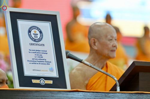 ภาพ No.124558:พิธีถวายรางวัล Guinness World Records "สถิตินั่งสมาธิและร่วมลงชื่อเพื่อสร้างสันติภาพโลก ด้วยจำนวนคนที่มากที่สุดในโลก" ณ สภาธรรมกายสากล วัดพระธรรมกาย วันมาฆบูชา เสาร์ที่ 24 กุมภาพันธ์ พ.ศ. 2567
