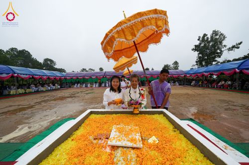 ภาพ No.174097:พิธีวางศิลาฤกษ์มหาสมบัติ โปรยรัตนชาติบ่อมงคลเศรษฐี ติดแผ่นทอง ลูกนิมิต - ช่อฟ้า เพื่อสถาปนาสร้างอุโบสถ บูชาธรรม 80 ปีหลวงพ่อธัมมชโย ณ วัดทุ่งเจริญธรรม อ.อมก๋อย จ.เชียงใหม่ วันที่ 8 พฤศจิกายน พ.ศ. 2567