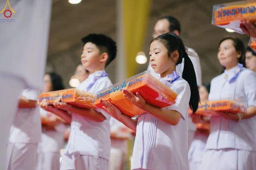 ภาพ No.167701:พิธีทอดกฐิน และ พิธีกรานกฐิน ในวันอาทิตย์ที่ 3 พฤศจิกายน พ.ศ. 2567 ณ วัดพระธรรมกาย จ.ปทุมธานี