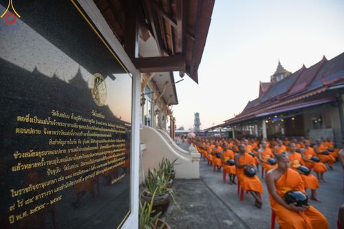 ภาพ No.197637:พิธีตักบาตรพระธรรมยาตรา ณ อนุสรณ์สถานลำดับที่ 4 สถานที่เกิดด้วยกายธรรม วัดโบสถ์(บน) ต.บางคูเวียง จ.นนทบุรี ในโครงการธรรมยาตรา กตัญญูบูชา มหาปูชนียาจารย์ พระมงคลเทพมุนี(สด จนฺทสโร) พระผู้ปราบมาร อนุสรณ์สถาน 7 แห่ง ปีที่ 13 วันที่ 19 มกราคม พ.ศ. 2568