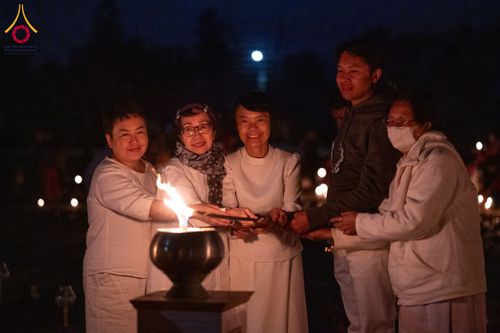 ภาพ No.130620:พิธีจุดโคมประทีปถวายเป็นพุทธบูชา ในโครงการบรรพชา 1,250 รูป ณ มหาวิหารมายาเทวี แดนประสูติ สวนลุมพินี ประเทศเนปาล วันที่ 9 มีนาคม พ.ศ. 2567