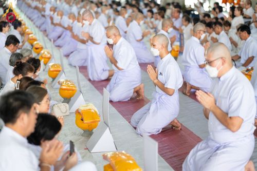 ภาพ No.62729:พิธีขอขมามอบผ้าไตร ในโครงการอุปสมบทหมู่ บูชาธรรมหลวงพ่อธัมมชโย พ.ศ.2567  โครงการอุปสมบทหมู่ธรรมทายาท ระดับอุดมศึกษา รุ่นที่51 (ภาคฤดูร้อน) โครงการบวชพระนานาชาติ AEC และ WAB รุ่นผู้บริหาร(รุ่นที่2) ณ ลานธรรม พระมหาธรรมกายเจดีย์ วันที่ 13 เมษายน พ.ศ. 2567