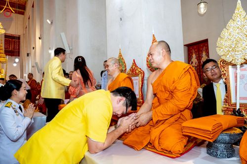 ภาพ No.214770:พิธีต้อนรับสัญญาบัตร พัดยศ พระราชวิเทศวชิรเวที (บัณฑิต วรปญฺโญ) เจ้าอาวาสวัดพระธรรมกายสกอตแลนด์ สหราชอาณาจักร ผู้ช่วยเจ้าอาวาสวัดพระธรรมกาย ณ อุโบสถพระไตรปิฏก วัดพระธรรมกาย