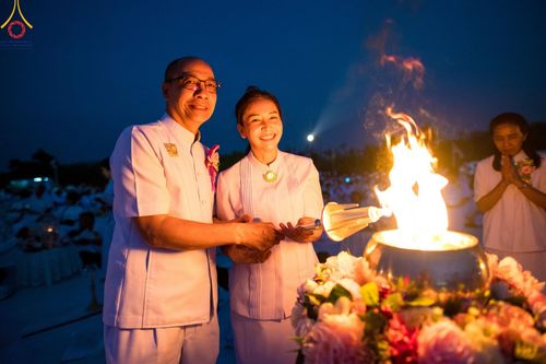 ภาพ No.129604:พิธีจุดประทีป 10,000 ดวง น้อมถวายเป็นพุทธบูชา ณ มหารัตนเจดีย์สิริปทุมสวรรค์ (เจดีย์อริยพุทธะ 5 พระองค์) ศูนย์ปฏิบัติธรรมภาคใต้ อ.บางกล่ำ จ.สงขลา  วันที่ 10 มีนาคม พ.ศ. 2567
