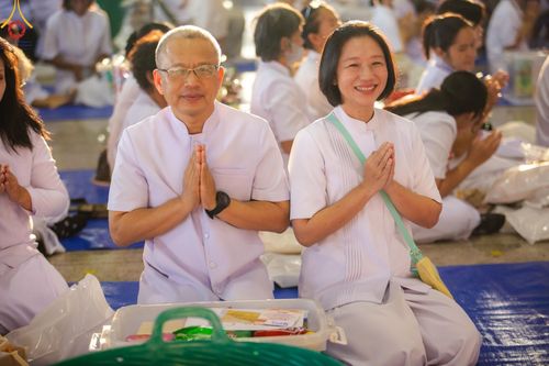 ภาพ No.158927:พิธีตักบาตร ในวันอาทิตย์ต้นเดือน วันที่ 6 ตุลาคม พ.ศ. 2567 ณ สภาธรรมกายสากล วัดพระธรรมกาย