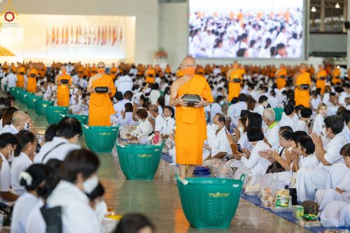 ภาพ No.89446:พิธีตักบาตร ข้าวสารอาหารแห้ง พิธีบูชาข้าวพระ และพิธีจุดเทียนใจ ไฟนิรันดร์  อนันตชัย ณ สภาธรรมกายสากล วัดพระธรรมกาย วันอาทิตย์ที่ 1 ตุลาคม พ.ศ. 2566