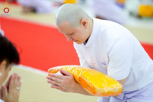 ภาพ No.256187:วันที่ 4 ตุลาคม พ.ศ. 2568 พิธีบรรพชาอุปสมบท  โครงการอุปสมบทหมู่บูชาธรรม 141 ปี  พระมงคลเทพมุนี (สด จนฺทสโร) ณ โบสถ์พระไตรปิฏก วัดพระธรรมกาย จ.ปทุมธานี