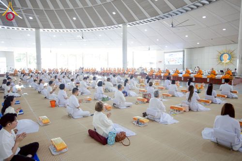 ภาพ No.265909:วันพุธที่ 5 พฤศจิกายน พ.ศ. 2568 (วันพระ ขึ้น 15 ค่ำ เดือน 12) พิธีบุพเปตพลี ครั้งที่ 172 ร่วมอุทิศบุญแด่หมู่ญาติที่ล่วงลับไปแล้ว และสืบทอดอายุพระพุทธศาสนา ณ หอฉันคุณยายอาจารย์ฯ วัดพระธรรมกาย