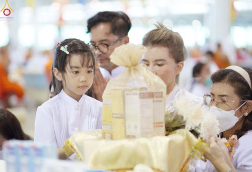 ภาพ No.85361:พิธีถวายมหาสังฆทานคณะสงฆ์ 2000 กว่าวัดทั่วประเทศปีที่ 23, พิธีถวายไทยธรรมคณะสงฆ์ 323 วัด 4 จังหวัดชายแดนภาคใต้, พิธีมอบปัจจัยช่วยเหลือครู 4 จังหวัดชายแดนภาคใต้ ณ สภาธรรมกายสากล วัดพระธรรมกาย ในวันสมาธิโลก อาทิตย์ที่ 6 สิงหาคม พ.ศ. 2566