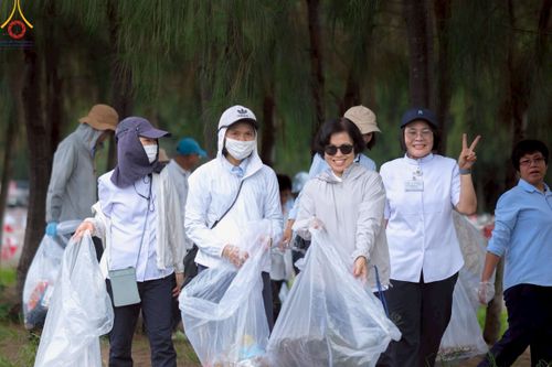 ภาพ No.220463:วันที่ 23-25 เมษายน พ.ศ. 2568 เจ้าหน้าที่และสาธุชนช่วยกัน รับบุญเก็บงานวันคุ้มครองโลก ณ วัดพระธรรมกาย