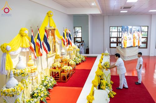 ภาพ No.179595:พิธีเจริญพระพุทธมนต์ พิธีทำบุญตักบาตรถวายพระราชกุศล และพิธีวางพานพุ่มดอกไม้ถวายราชสักการะ  แด่พระบาทสมเด็จพระบรมชนกาธิเบศร มหาภูมิพลอดุลยเดชมหาราช บรมนาถบพิตร เนื่องในวันคล้ายวันพระบรมราชสมภพ วันชาติ และวันพ่อแห่งชาติ วันพฤหัสบดีที่ 5 ธันวาคม พ.ศ. 2567 ณ