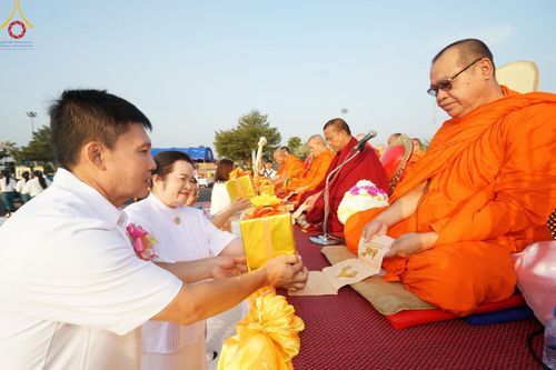 ภาพ No.180417:พิธีตักบาตรพระ ๑,๐๐๐ รูป ฉลองเมืองลำปาง ๑,๓๔๔ ปี วันเสาร์ที่ ๗ ธันวาคม พ.ศ. ๒๕๖๗ ณ ลานพระบรมราชานุสาวรีย์ พระนเรศวรมหาราช อ.เกาะคา จ.ลำปาง