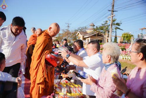 ภาพ No.106803:พิธีตักบาตรพระ ๒๐๐ รูป  "สร้างบุญใหญ่ ส่งท้ายปีเก่า ต้อนรับปีใหม่ ๒๕๖๗" วันอาทิตย์ที่ ๓๑ ธันวาคม ๒๕๖๖ ณ ถนนหน้าที่ว่าการอำเภอภูเรือ อำเภอภูเรือ จังหวัดเลย