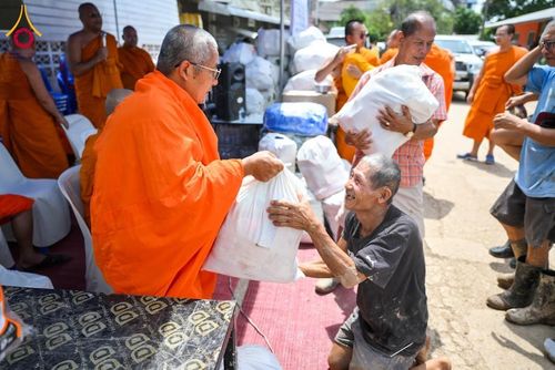 ภาพ No.159341:วันศุกร์ที่ 25 กันยายน พ.ศ. 2567 วัดพระธรรมกาย มูลนิธิธรรมกาย และคณะศิษยานุศิษย์ฯ ร่วมสมทบกัปปิยภัณฑ์ จำนวน 200,000 บาท สนับสนุนสำนักงานเจ้าคณะใหญ่หนตะวันออก ฝ่ายสาธารณสงเคราะห์ของมหาเถรสมาคม เพื่อช่วยเหลือผู้ประสบอุทกภัย