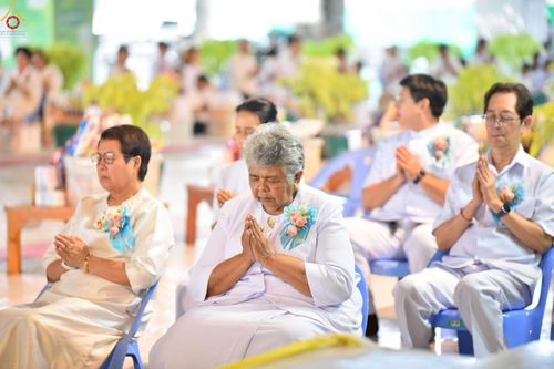 ภาพ No.246607:วันที่ 14 กันยายน พ.ศ. 2568 พิธีตักบาตรฉลองพระใหม่ ในโครงการอุปสมบทหมู่บูชาธรรม ครบรอบ108ปี วันครูผู้ค้นพบวิชชาธรรมกาย ณ วิหารคด วัดพระธรรมกาย