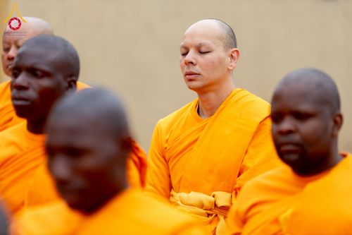 ภาพ No.232997:วันอาทิตย์ 29 มิถุนายน พ.ศ. 2568 กิจกรรมอบรมธรรมทายาทแอฟริกาใต้  ปฏิบัติธรรมสร้างสันติสุขภายใน แสงแห่งพุทธธรรมสู่แผ่นดินแอฟริกาใต้ ณ บริเวณหน้าวัดพระธรรมกายโจฮันเนสเบิร์ก