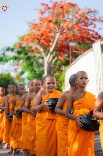 ภาพ No.57846:กิจกรรมบิณฑบาตของสามเณร โครงการบรรพชาสามเณร ฟื้นฟูพระพุทธศาสนาทั่วไทย ธุดงคสถานชลบุรี ณ ชุมชนบ้านห้วยเหียน ตำบลบ่อวิน  อำเภอศรีราชา จังหวัดชลบุรี วันที่ 27 เมษายน พ.ศ. 2567