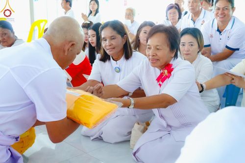 ภาพ No.186455:พิธีตัดปอย ปลงผม เวียนประทักษิณ  มอบบาตรผ้าไตร ขอขมาผู้ปกครอง และพิธีบรรพชาอุปสมบท  โครงการอุปสมบทหมู่บูชาธรรมมหาปูชนียาจารย์  ประจำปี 2567 ณ ศูนย์ปฏิบัติธรรมภาคใต้และวัดคงคาเลียบ อ.บางกล่ำ จ.สงขลา วันอาทิตย์ที่ 8 ธันวาคม พ.ศ. 2567