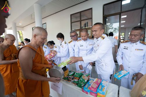 ภาพ No.194757:พิธีเจริญพระพุทธมนต์ และทำบุญตักบาตร ถวายพระราชกุศล แด่พระบาทสมเด็จพระเจ้าอยู่หัว เนื่องในโอกาสพระราชพิธีสมมงคล พระชนมายุเท่าพระบาทสมเด็จพระพุทธยอดฟ้าจุฬาโลกมหาราช สมเด็จพระปฐมบรมกษัตริยาธิราชแห่งพระราชวงศ์จักรี พุทธศักราช 2568 วันที่ 14 มกราคม พ.ศ. 2568