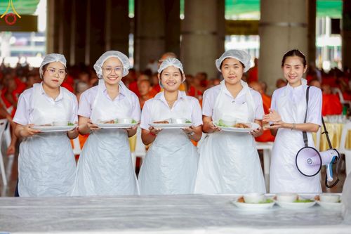 ภาพ No.219402:วันอังคารที่ 22 เมษายน พ.ศ. 2568 พิธีมอบปัจจัยช่วยเหลือครู 4 จังหวัดชายแดนภาคใต้ , พิธีกล่าวคำถวายอุปกรณ์ เพื่อเตรียมการต้อนรับคณะสงฆ์ฯ , พิธีกล่าวคำถวายภัตตาหารเป็นสังฆทาน , คณะสงฆ์ฉันภัตตาหารเพล  เนื่องในวันคุ้มครองโลก พิธีถวายมหาสังฆทานแด่คณะสงฆ์