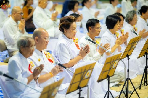 ภาพ No.188909:พิธีถวายภัตตาหารเป็นสังฆทาน แด่พระธรรมยาตรา ในโครงการธรรมยาตรา กตัญญูบูชา มหาปูชนียาจารย์ พระมงคลเทพมุนี(สด จนฺทสโร) พระผู้ปราบมาร ปีที่ 13 ณ อนุสรณ์สถานมหาวิหารพระมงคลเทพมุนี (โลตัสแลนด์) อ.สองพี่น้อง จ.สุพรรณบุรี วันที่ 4 มกราคม พ.ศ.2568