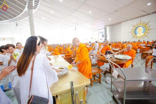 ภาพ No.169765:พิธีถวายภัตตาหารเมนูสวรรค์ "เพื่อการบรรลุธรรม" เนื่องในวันลอยกระทง (ขึ้น 15 ค่ำ เดือน 12) วันศุกร์ที่ 15 พฤศจิกายน พ.ศ. 2567 ณ หอฉันคุณยายอาจารย์ฯ วัดพระธรรมกาย