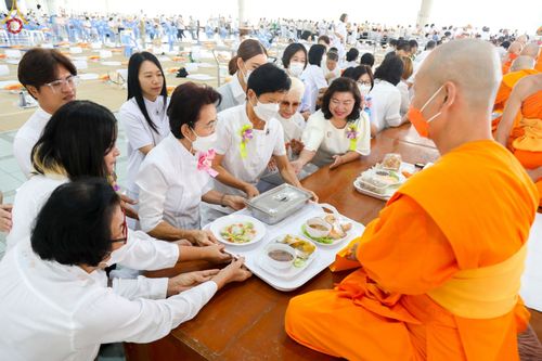 ภาพ No.104517:พิธีบุพเปตพลี ครั้งที่ 145 อุทิศบุญแด่หมู่ญาติที่ล่วงลับไปแล้ว และสืบทอดอายุพระพุทธศาสนา วันพุธที่ 27 ธันวาคม พ.ศ. 2566 (วันพระขึ้น 15 ค่ำ เดือน 12 ) ณ หอฉันคุณยายอาจารย์ฯ วัดพระธรรมกาย