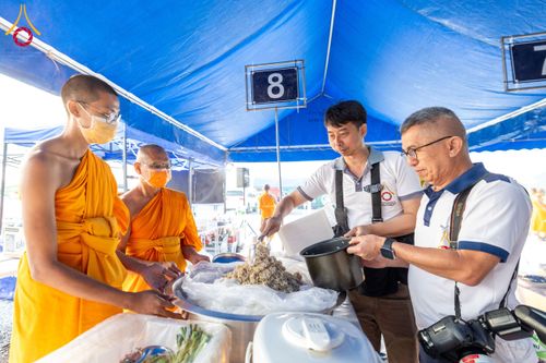 ภาพ No.200867:พิธีถวายภัตตาหารเป็นสังฆทาน แด่พระธรรมยาตรา ณ อนุสรณ์สถานบางปลา วัดบางปลา อำเภอบางเลน จังหวัดนครปฐม ในโครงการธรรมยาตรา กตัญญูบูชา มหาปูชนียาจารย์ พระมงคลเทพมุนี(สด จนฺทสโร) พระผู้ปราบมาร อนุสรณ์สถาน 7 แห่ง ปีที่ 13 วันที่ 24 มกราคม พ.ศ. 2568