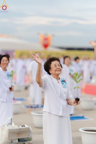 ภาพ No.160420:พิธีปลูกต้นทรัพย์บานชื่น ณ ลานธรรม พระมหาธรรมกายเจดีย์ วัดพระธรรมกาย จ.ปทุมธานี วันพฤหัสบดีที่ 10 ตุลาคม พ.ศ. 2567
