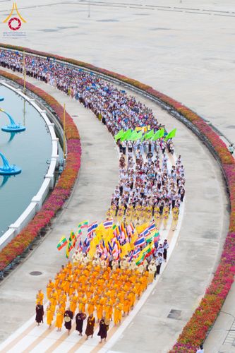 ภาพ No.143674:พิธีถวายผ้าไตร, สวดธรรมจักร, ปฏิบัติธรรม และฟังแสดงพระธรรมเทศนา ภาษาเมียนมา โดยมีสาธุชนชาวเมียนมากว่า 4,000 คน เข้าร่วมพิธี ณ มหารัตนวิหารคด วัดพระธรรมกาย วันอาทิตย์ที่ 7 กรกฎาคม พ.ศ. 2567