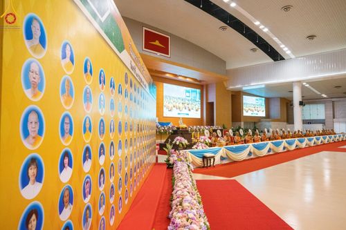 ภาพ No.146088:วันมหารำลึก ครั้งที่ 34 พิธีร่วมรำลึกถึงนักสร้างบารมีที่ล่วงลับไปแล้ว , พิธีสวดพระพุทธมนต์ ณ ห้องแก้วสารพัดนึก 1 วัดพระธรรมกาย วันเสาร์ที่ 27 กรกฎาคม พ.ศ. 2567