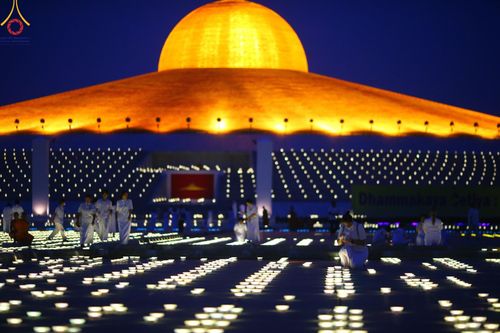 ภาพ No.154810:พิธีจุดประทีป, พิธีฉลองชัยสวดมนต์บทธัมมจักกัปปวัตนสูตร ณ มหารัตนวิหารคด วัดพระธรรมกาย วันอังคารที่ 17 กันยายน พ.ศ. 2567