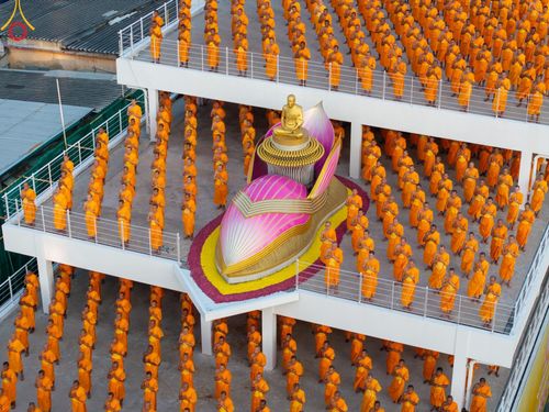 ภาพ No.201299:พระธรรมยาตราปฏิบัติธรรม และถ่ายภาพหมู่ประวัติศาสตร์ ณ อาคารธรรมยาตรา กตัญญูบูชามหาปูชนียาจารย์  ตรงข้ามวัดปากน้ำภาษีเจริญ จ.กรุงเทพมหานคร ในโครงการธรรมยาตรา กตัญญูบูชา มหาปูชนียาจารย์ พระมงคลเทพมุนี(สด จนฺทสโร) พระผู้ปราบมาร อนุสรณ์สถาน 7 แห่ง ปีที่ 13