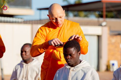 ภาพ No.231160:วันศุกร์ที่ 27 มิถุนายน พ.ศ. 2568 พิธีตัดปอยผมและพิธีปลงผมนาคธรรมทายาทแห่งทวีปแอฟริกา พ.ศ. 2568  โครงการบรรพชาอุปสมบทพระธรรมทายาทนานาชาติแห่งทวีปแอฟริกา ครั้งที่ 2 ณ วัดพระธรรมกายโจฮันเนสเบิร์ก สาธารณรัฐแอฟริกาใต้