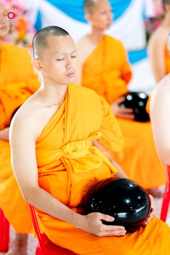 ภาพ No.336072:วันที่ 20 มิถุนายน พ.ศ. 2569 พิธีตักบาตรฉลองพระใหม่ โครงการอุปสมบทธรรมทายาทอุดมศึกษา รุ่นที่ 53