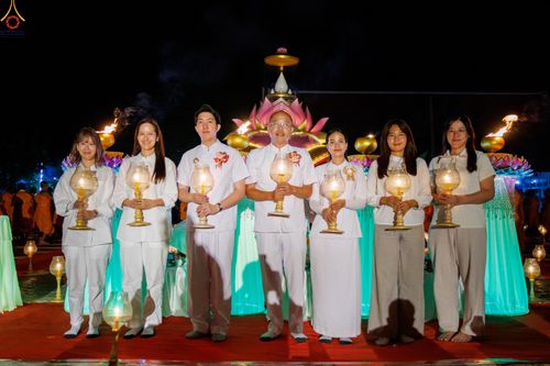 ภาพ No.294177:วันที่ 13 มกราคม พ.ศ. 2569 พิธีจุดประทีปถวายเป็นพุทธบูชา และบูชาธรรมมหาปูชนียาจารย์  (ภาพชุดที่ 2) ณ วัดสองพี่น้อง ต.ต้นตาล อ.สองพี่น้อง จ.สุพรรณบุรี ในโครงการธรรมยาตรา กตัญญูบูชา มหาปูชนียาจารย์ พระมงคลเทพมุนี(สด จนฺทสโร) พระผู้ปราบมาร อนุสรณ์สถาน 7 แห่