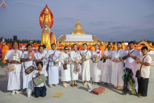 ภาพ No.302402:วันที่ 24 มกราคม พ.ศ. 2569 พิธีตักบาตรพระธรรมยาตรา ณ อนุสรณ์สถานลำดับที่ 5 สถานที่เผยแผ่วิชชาธรรมกายครั้งแรก อนุสรณ์สถานบางปลา วัดบางปลา อำเภอบางเลน จังหวัดนครปฐม ในโครงการธรรมยาตรา กตัญญูบูชา มหาปูชนียาจารย์ พระมงคลเทพมุนี(สด จนฺทสโร) พระผู้ปราบมาร อนุส