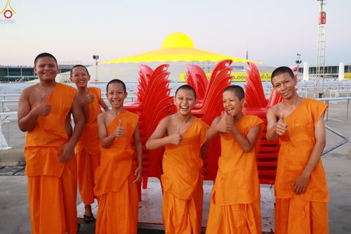 ภาพ No.322071:วันที่ 12 -13 เมษายน พ.ศ.2569 การเตรียมกล่องไทยธรรม + การขนย้ายเก้าอี้ เพื่องานถวายมหาสังฆทาน 40,000 กว่าวัดทั่วประเทศ วันคุ้มครองโลก 22 เมษายน พ.ศ.2569 วัดพระธรรมกาย