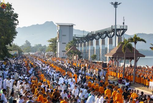ภาพ No.282729:วันเสาร์ที่ 20 ธันวาคม พ.ศ.2568 พิธีตักบาตรพระ 10,000 รูป (ชุด 2) เนื่องในโอกาส 194 ปี จังหวัดกาญจนบุรี และอุทิศส่วนกุศลให้แด่บรรพชนทั้งหลาย บริเวณถนนสองแคว (Skywalk) เมืองกาญจนบุรี