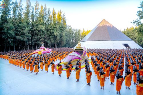 ภาพ No.288457:วันที่ 4 มกราคม พ.ศ. 2569 พระธรรมยาตราปฏิบัติธรรม และถ่ายภาพหมู่ประวัติศาสตร์ ในโครงการธรรมยาตรา กตัญญูบูชา มหาปูชนียาจารย์ พระมงคลเทพมุนี(สด จนฺทสโร) พระผู้ปราบมาร อนุสรณ์สถาน 7 แห่ง ปีที่ 14 ณ อนุสรณ์สถานมหาวิหารพระมงคลเทพมุนี (โลตัสแลนด์) อ.สองพี่น้อง